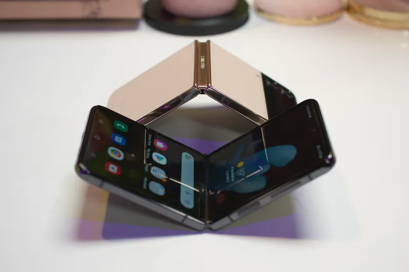 Galaxy Z flip 4 folded state concept