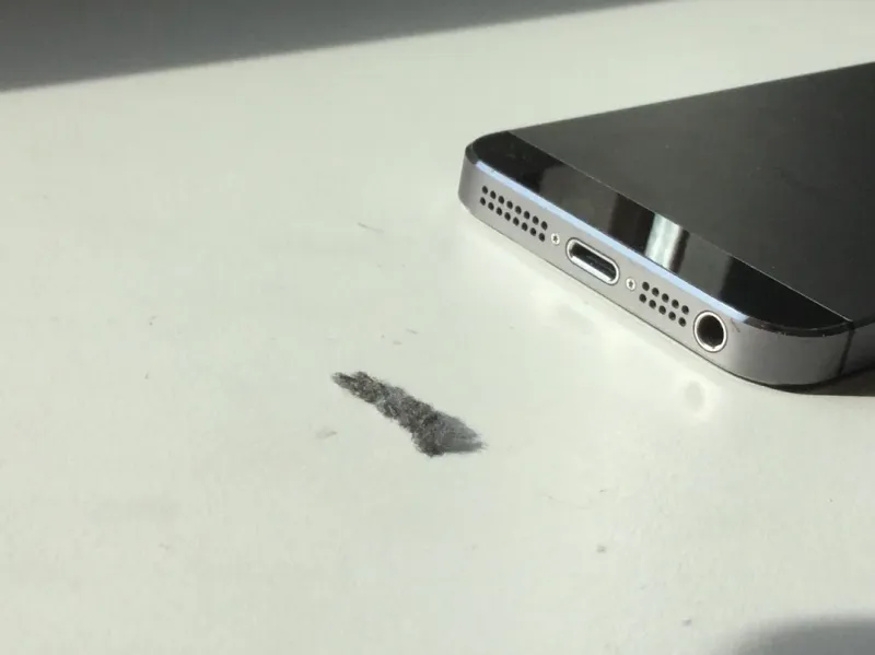 iPhone 5s charging port foreign matter cleaning
